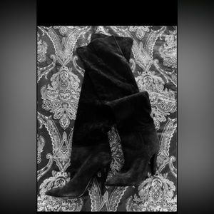 Size 40 1/2 YSL knee high boots. Warm once. I’m excellent condition.